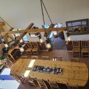 ブエナビスタにあるBuffaloPeaks Lodgeのテーブルと椅子が備わる客室です。