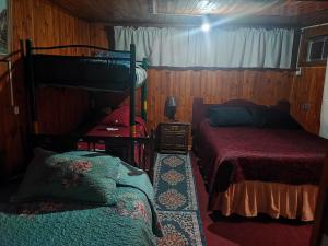 Tempat tidur susun dalam kamar di Hostal Gomero