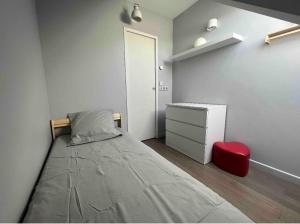 เตียงในห้องที่ Appartement à 10 min d’Orly