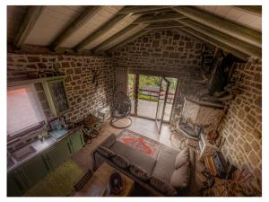 una vista aérea de una sala de estar con una pared de ladrillo en Fairytale Stone House, en Karpenisi