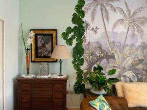 庫列拉的住宿－Nacaren Cullera，一间房间,桌子上放着一盏灯和一棵植物