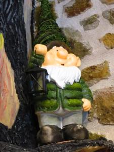 figurka człowieka siedzącego na świetle ulicy w obiekcie Fairytale Stone House w mieście Karpenision