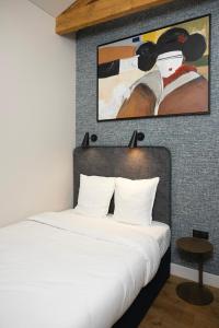 una camera da letto con un letto e un quadro sulla parete di Centrum Nice a Nizza