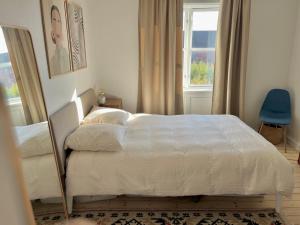 Un dormitorio con dos camas frente a una ventana. en CPH Central apt / 60m2, en Copenhague