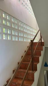 uma escada numa casa com uma janela em Mangue Seco Lodge - Experiência Gastronômica em Mangue Seco