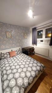 - une chambre avec un grand lit et une table dans l'établissement Spacious flat with 2 to 3 bedrooms in Central London, à Londres