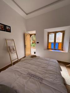 sypialnia z dużym łóżkiem i oknem w obiekcie Friendly Dades Lodge 