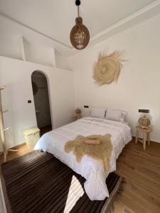 Un dormitorio con una cama grande con una alfombra. en Friendly Dades Lodge, 