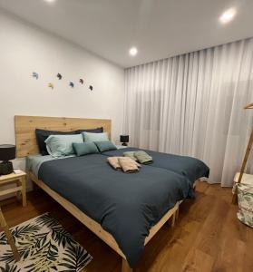 ポンタ・デルガダにあるUrban 41 Guest Houseのベッドルーム1室(大型ベッド1台、青いシーツ付)