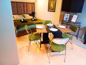a dining room with a table and chairs and a bed at Le Beau Séjour 2 - Très Spacieux - Proche Aéroport in Beauvais