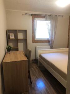 Giường trong phòng chung tại Julie's family hostel at Novi sad Sremski karlovic