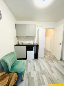 Dapur atau dapur kecil di Private Studio Flat in City 1160