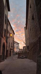 uma rua vazia com um pôr-do-sol no céu em Alloggio turistico Pietra Viva em Vitorchiano