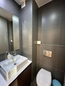 Kúpeľňa v ubytovaní Apartment Kovacevic With Sea View