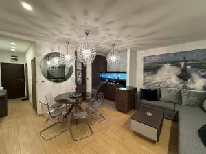 Televízia a/alebo spoločenská miestnosť v ubytovaní Apartment Kovacevic With Sea View