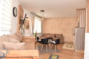 ein Wohnzimmer mit einem Sofa und einem Tisch in der Unterkunft Start Apartments LUX KOPAONIK in Kopaonik