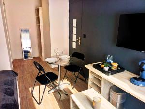 a living room with a small table and chairs at Le Beau Séjour 1 - Très Elégant - Proche Aéroport in Beauvais