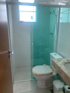 a bathroom with a shower and a toilet and a sink at Ótimo Apartamento São Lourenço in São Lourenço