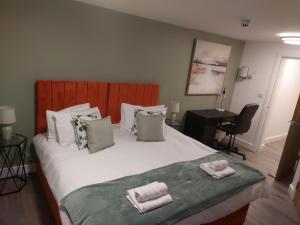 - une chambre avec un lit et 2 serviettes dans l'établissement studio flat in prime location, à Preston