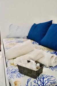 - un lit avec des serviettes et un panier dans l'établissement ROMA LUXURY House Colosseo, à Rome