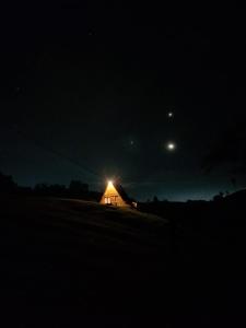 ein Haus mit einer Lampe darüber in der Nacht in der Unterkunft Glamping La Herradura in Santa Rosa de Cabal
