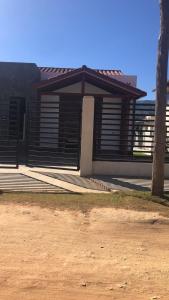 uma casa com persianas de madeira na parte da frente em La Casona em Samaipata