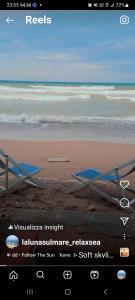 Captura de pantalla de una playa con una foto del océano en La Luna sul Mare, Sea-Luxury Rooms, en Casteldaccia