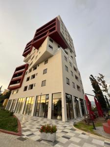 um grande edifício com muitas janelas em Kino Apartment em Tirana