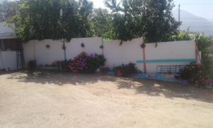 una valla con flores delante de un edificio en Cabaña 2 a 4 personas por dias, en Olmué