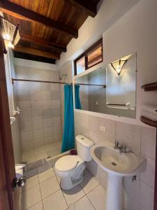 un bagno con un water e un lavandino di Victor Hugo Hotel a Puerto López