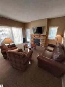 a living room with leather furniture and a fireplace at Golfers- Great condo for 4-6 people in Bellaire