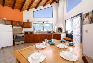 una cucina con tavolo in legno e piatti di Casa Palos Verdes Rental El Dorado Ranch San Felipe a San Felipe