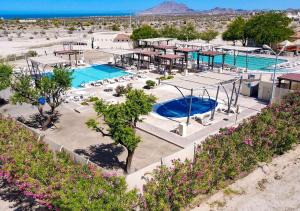 un'immagine di una piscina in un resort di Casa Palos Verdes Rental El Dorado Ranch San Felipe a San Felipe