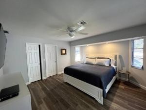 a bedroom with a bed and a ceiling fan at New! Fully Renovated 3/2 Luxury Vacation Home in Venice