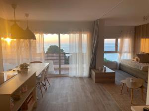 Posteľ alebo postele v izbe v ubytovaní Precioso apto Miami primera linia playa cala de las Sirenas, con WIFI y NETFLIX, adecuado para teletrabajar