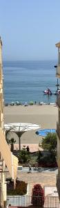 - Vistas a la playa desde un edificio con sombrilla en Las Delicias de Estepona, en Estepona