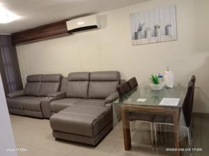 - un salon avec un canapé et une table dans l'établissement Durban Harbour View Apartment, à Durban
