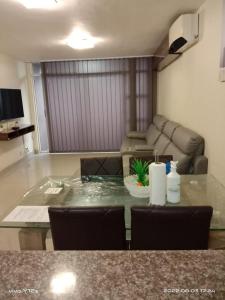 - un salon avec une table et un canapé dans l'établissement Durban Harbour View Apartment, à Durban
