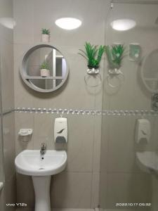 La salle de bains est pourvue d'un lavabo et d'un miroir. dans l'établissement Durban Harbour View Apartment, à Durban