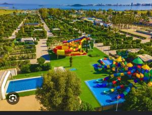 een luchtzicht op een waterpark met glijbanen bij casa movil in Playa Paraiso