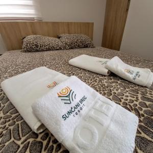 Una cama con toallas blancas encima. en Apartment Magic snow, en Kopaonik 15 fotos más