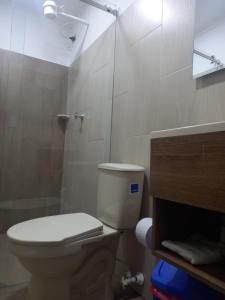 een badkamer met een toilet en een douche bij la piedra in Guatapé