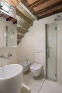 ein Bad mit einem Waschbecken, einem WC und einer Dusche in der Unterkunft Loft n°18 in Arezzo
