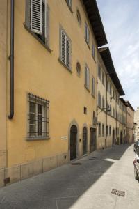 ein gelbes Gebäude mit einer Tür auf einer Straße in der Unterkunft Loft n°18 in Arezzo
