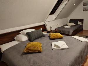 two beds with towels on them in a room at Le Rose Hotel in Budapest