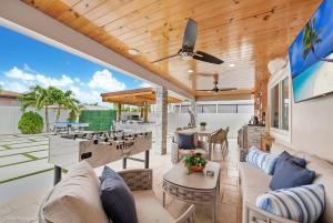 sala de estar al aire libre con chimenea y patio en Peaceful Rental Retreat in Miami Jacuzzi, BBQ L25, en Hialeah