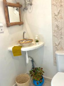 bagno con lavandino e servizi igienici di Dar Lahlou a Tangeri