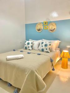 1 dormitorio con 1 cama grande y paredes azules en Dar Lahlou, en Tánger