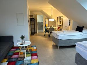 uma sala de estar com duas camas e uma mesa em HAMA Design Homes Paderborn 4 Apartments em Paderborn