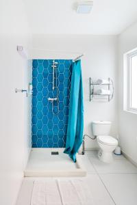 鷹海灘的住宿－Flip Flop Apartment 84，浴室配有蓝色淋浴和卫生间